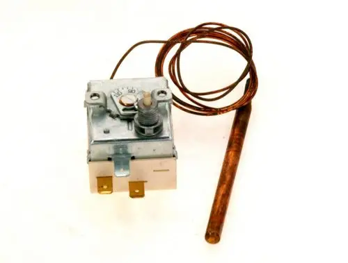 Temperaturbegrenzer von Bosch mit einer Metallbasis, einem Drehregler, Anschlüssen und einem Kupferfühler, der zur Temperaturregelung eingesetzt wird.
